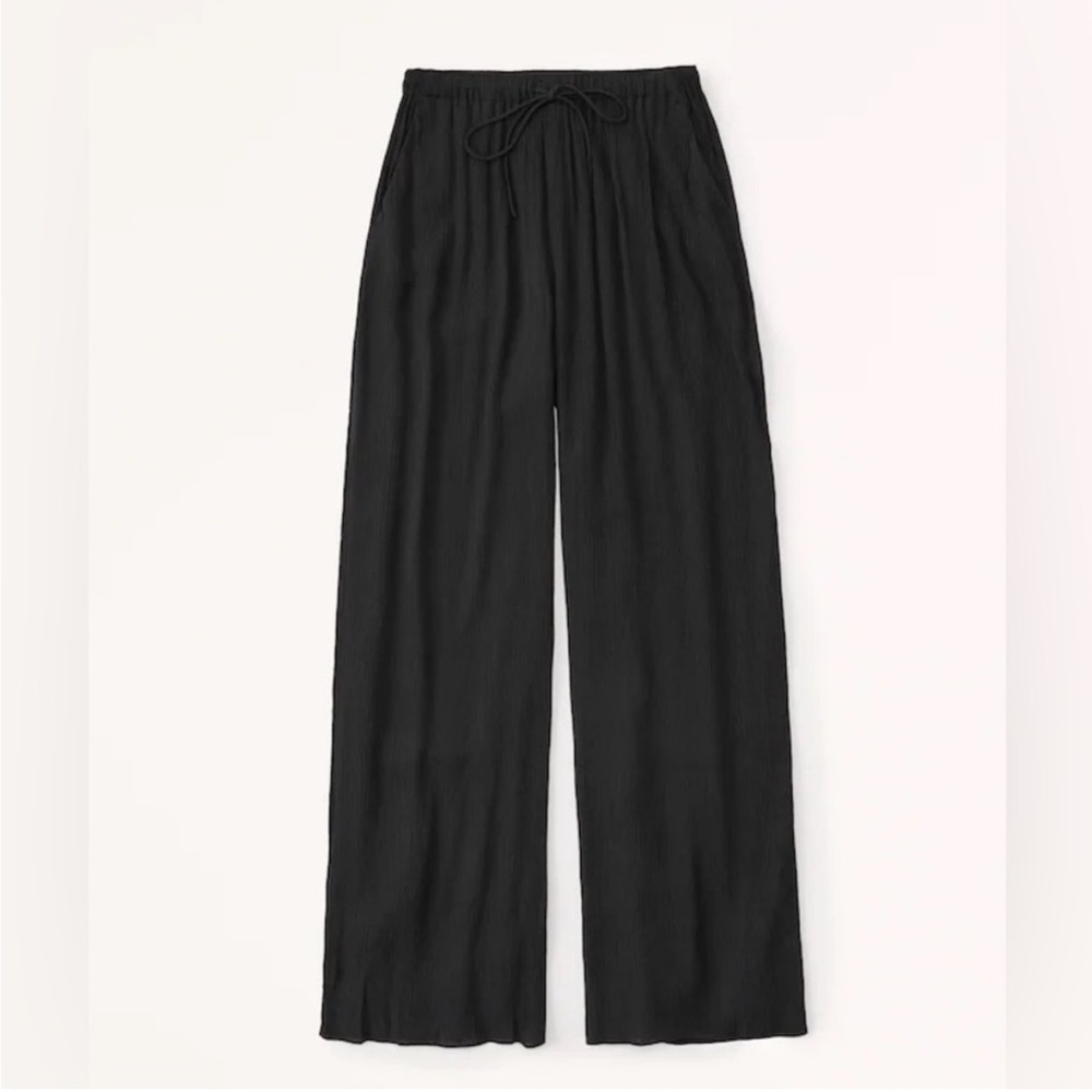 Abercrombie & Fitch | crinkled textured pull
On Elegant Black Wide-Leg Pants